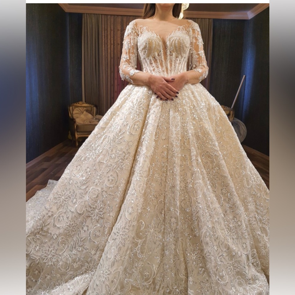 Elegant Cream Lace Wedding Gown